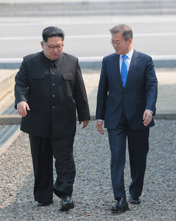 4월 27일 남북정상회담에서의 김정은 북한 국무위원장과 문재인 대통령.