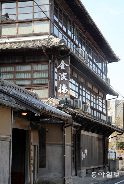 히나구 온천마을을 대표하는 전통 료칸 긴파로. 1909년 지어질 당시 모습 그대로다. summer@donga.com
