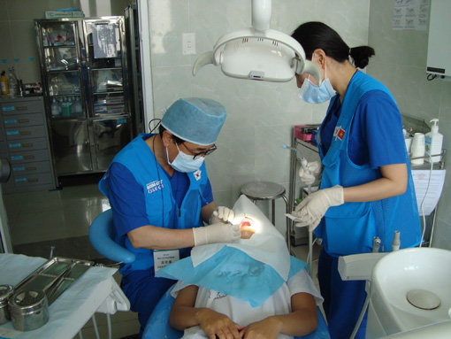대구광역시 치과의사회의 의료봉사활동 모습.