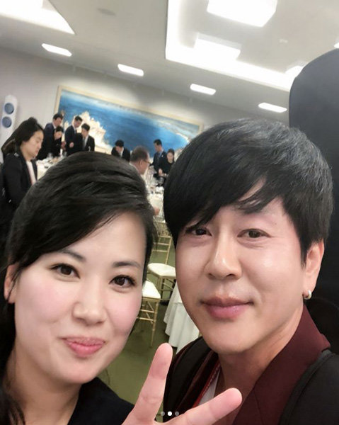 윤도현(오른쪽)과 현송월. 사진출처｜윤도현 인스타그램