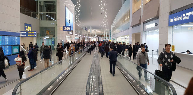 인천국제공항 제2터미널 출국장 면세구역에서 쇼핑을 즐기는 사람들. 개장 100일을 넘긴 2터미널을 찾은 여객이 500만 명을 넘었다. 인천국제공항공사 제공