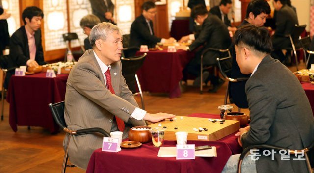 18일 국회 사랑재에서 가진 인터뷰에서 조훈현 의원은 “안에서 좀 쓴소리를 하면 들어주는 분위기가 돼야 하는데 아직도 그런 면이 미흡한 점이 있다”며 아쉬워했다. 인터뷰를 한 이날은 ‘제2회 국회기우회장배 바둑대회’가 열린 날. 이에 앞서 3월 말에는 그의 숙원 사업인 ‘바둑진흥법’이 국회 본회의를 통과했다. 그는 “60년 바둑 인생에서 마지막 큰 숙제를 마친 기분”이라고 말했다. 최혁중 기자 sajinman@donga.com