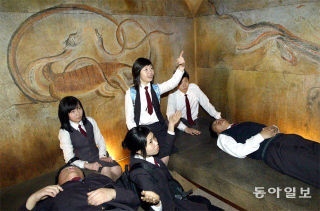 2004년 ‘남북 공동기획 고구려문화전’을 찾은 학생들이 강서큰무덤 모형에서 고분 벽화를 감상하는 모습. 동아일보DB