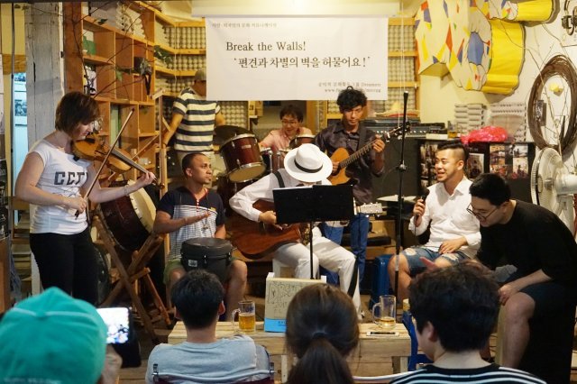 2017년 제주 남선사에서 열린 ‘깨바라 콘서트’에 참가한 다국적 밴드 판타스틱 미스테이크가 연주하고 있는 모습. 남선사 제공