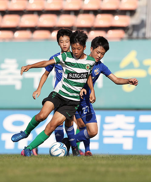 축구선진국으로 가는 첫 단추는 유소년에 대한 관심과 지원이다. 최근 프로축구연맹은 유스 트러스트와 준프로계약 등 유소년 육성을 위한 제도적인 장치를 마련하면서 긍정적인 평가를 받고 있다. 지난해 8월 경주에서 열린 전국 유소년축구대회 왕중왕전 장면. 사진제공 ｜ 대한축구협회