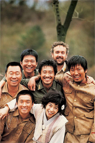 영화는 강원도 함백산 자락의 동막골에 국군과 인민군, 미군이 스며들어 마을사람들과 어우러지는 이야기다. 사진제공｜필름있수다