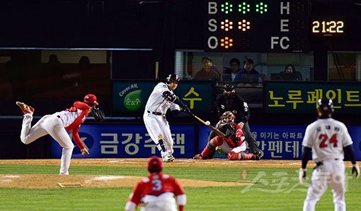 연일 논란을 일으키고 있는 프로야구 스트라이크존이 사실상 확대될 것으로 보인다. KBO와 심판 전원은 얼마 전 모여 이에 대해 심도있게 논의했다. KBO는 “세미나 성격”이라고 선을 그었지만, “소신껏” 스트라이크존을 판단하라는 지향성이 전달된 걸로 확인됐다. 스포츠동아DB