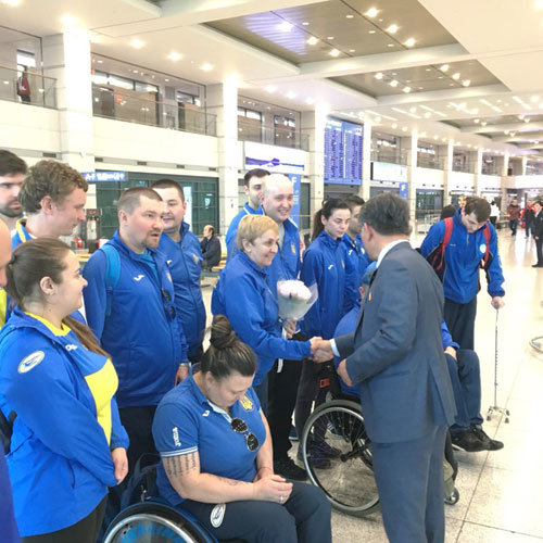 지난달 24일 인천국제공항을 통해 입국한 우크라이나 선수단이 IPC세계사격선수권 조직위 관계자들의 환영을 받고 있다. 청주시 제공