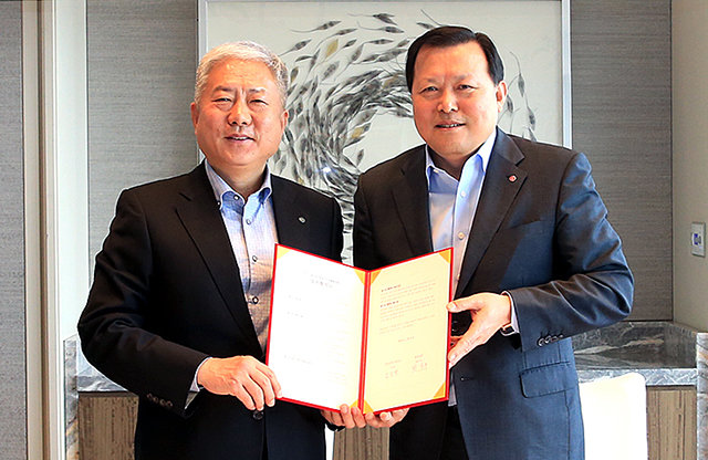 황각규 롯데지주 대표이사(오른쪽)와 김동만 한국산업인력공단 이사장이 30일 서울 송파구 올림픽로 잠실 롯데월드타워에서 일자리 창출 협약서에 서명한 뒤 기념촬영을 하고 있다. 롯데지주 제공