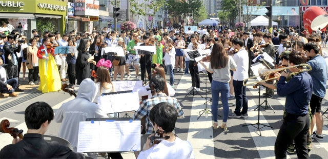 서울 서대문구 연세로 ‘차 없는 거리’ 공연 모습. 4일부터 ‘차 없는 거리’는 금요일 오후 2시에 시작한다. 서대문구 제공