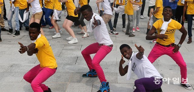 세계 각국에서 모인 케이팝 댄스 축제 참가자들이 서울 광화문광장에서 춤을 추는 모습. 동아일보DB
