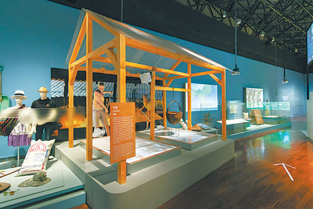 국립민속박물관 특별전 ‘호모 소금 사피엔스’에서 자염 생산을 재현한 모습. 국립민속박물관 제공