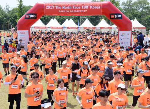 달리는 즐거움에 빠진 사람들이 늘면서 남녀노소 러너들을 위한 러닝 이벤트가 인기를 끌고 있다. 노스페이스는 19일과 20일 강릉과 평창 일대에서 ‘노스페이스 100 코리아’를 개최한다. 사진은 지난해 제2회 대회에서 스타트하는 참가자들. 사진제공｜노스페이스