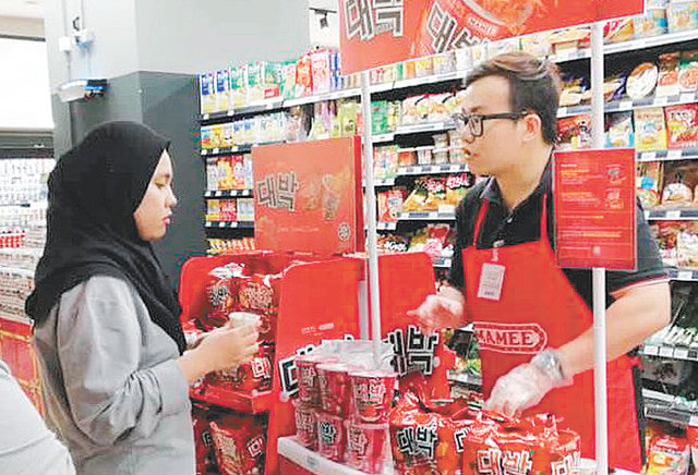 국내 식품업체들이 할랄푸드 시장 선점에 나선 가운데 말레이시아 쿠알라룸푸르 대형 할인매장에서 현지 고객이 신세계푸드가 최근 출시한 할랄 라면을 시식하고 있다. 신세계푸드 제공