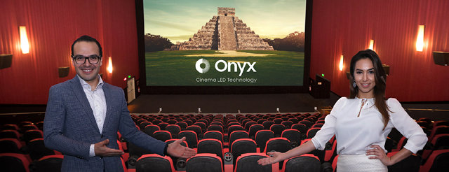 지난달 27일(현지 시간) 멕시코시티의 ‘시네멕스’ 본사에서 삼성전자 현지 직원들이 삼성전자의 시네마 LED 신제품인 ‘오닉스’를 소개하고 있다. 삼성전자 제공