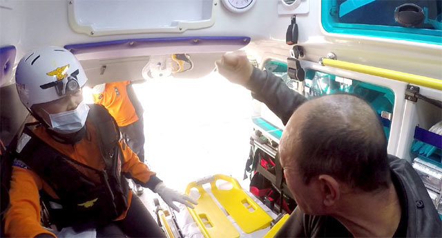 주먹으로 위협하는 주폭 지난달 2일 119 구급차에서 윤모 씨(오른쪽)가 구급대원 강모 소방위를 때릴 
듯이 주먹을 들어 보이는 모습이 내부 폐쇄회로(CC)TV에 찍혔다. 이후 구급차 밖에서 윤 씨에게 머리를 맞은 강 소방위는 뇌출혈
 후유증으로 1일 숨졌다. 익산소방서 제공