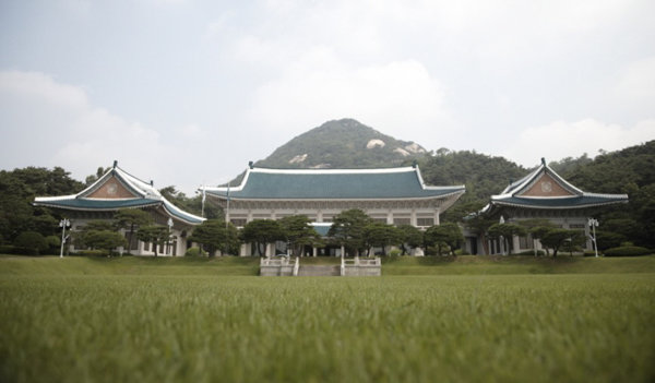 靑 “주한미군 계속 주둔해야 …문정인 특보, 사상·표현의 자유 누리는 교수”