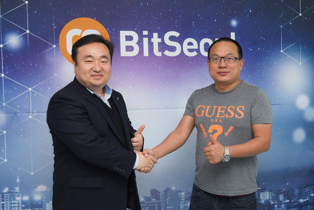비트서울-비트코인골드상장조인식(왼쪽 비트서울 황시준 대표, 오른쪽 비트코인골드 잭리아오 대표).
