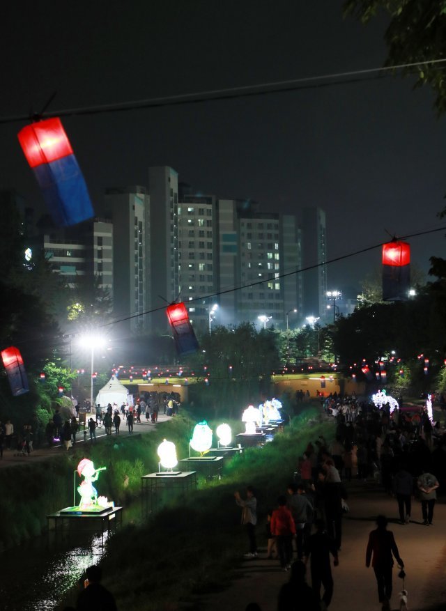 서울 노원구 중계동 당현천 일대에서 ‘노원 등축제’가 열리고 있다.  이 축제는 당현천 당현 3교에서 한국성서대학교 500m 구간에서 5월 6일까지 오후 7~ 11시까지 진행된다.