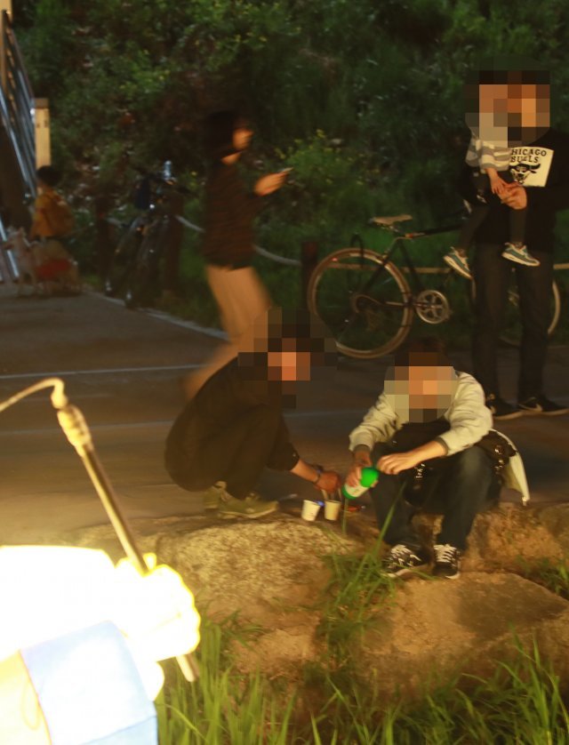 1일 오후 서울 노원구 중계동 당현천 일대에서 열리는 ‘노원 등축제’ 먹거리 부스 주변으로 술판이 벌이지고 있다.