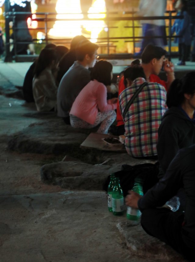 1일 오후 서울 노원구 중계동 당현천 일대에서 열리는 ‘노원 등축제’ 먹거리 부스 주변으로 술판이 벌이지고 있다.