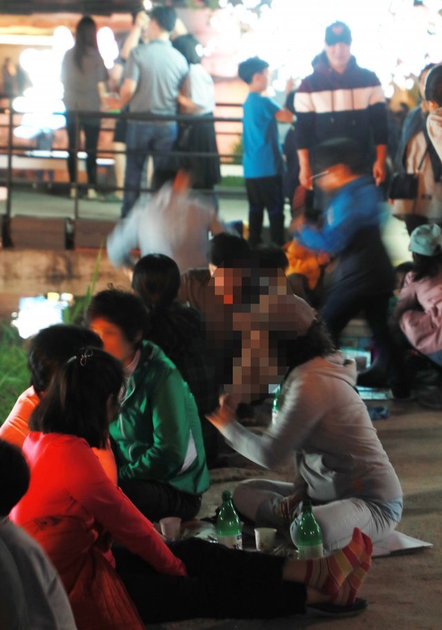 1일 오후 서울 노원구 중계동 당현천 일대에서 열리는 ‘노원 등축제’ 먹거리 부스 주변으로 술판이 벌이지고 있다.