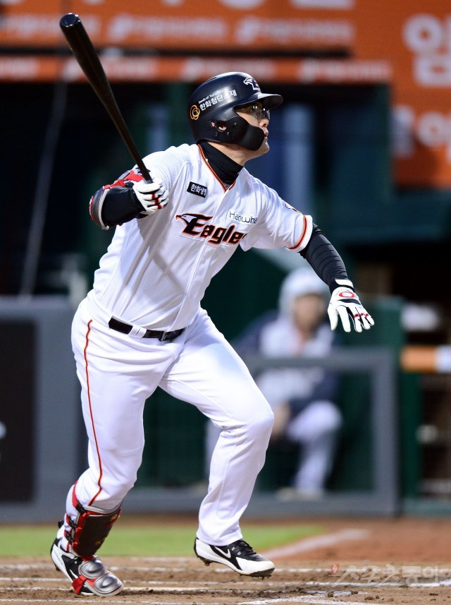 2일 대전 한화생명이글스파크 ‘2018 신한은행 마이카 KBO리그’ 한화 이글스와 LG 트윈스의 경기가 열렸다. 2회말 무사에서 한화 이성열이 LG 선발 소사를 상대로 우월 솔로 홈런을 쏘아 올리고 있다. 대전 | 김민성 기자 marineboy@donga.com