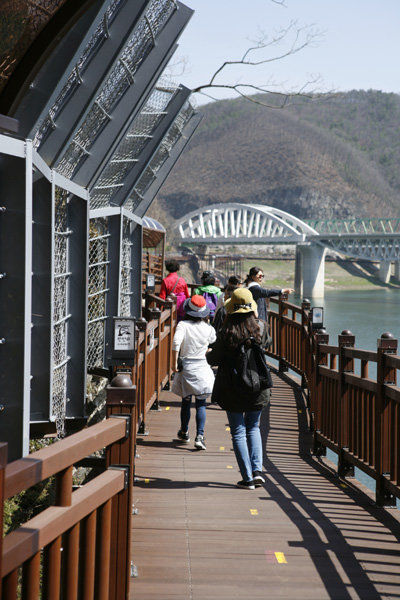 충북 단양의 잔도를 걷고 있는 관광객들. 사진제공｜한국관광공사