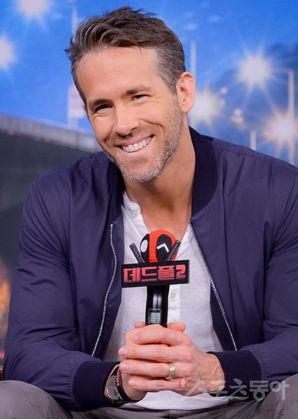 2일 서울 종로구 포시즌스호텔에서 열린 ‘데드풀2’ 내한 기자회견에 나선 라이언 레이놀즈. 한국 팬의 환대에 감동한 그는 “서울로 이사를 오겠다. 아파트를 구하겠다”고 밝혔다. 농담인지 진담인지 두고 볼 일이다. 김진환 기자 kwangshin00@donga.com