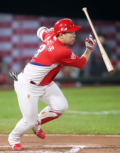 2일 오후 부산 사직야구장에서 열린 ‘2018 신한은행 MY CAR KBO리그’ 롯데 자이언츠와 KIA 타이거즈 경기 6회초 1사 만루에서 KIA 안치홍이 2타점 적시타를 치고 있다. 사진제공｜스포츠코리아