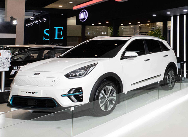 기아 ‘니로 EV’ 세계 첫 공개 기아자동차는 제주 국제전기차엑스포에서 친환경차 니로의 순수전기차 모델 ‘니로 EV’를 세계 최초로 선보였다. 니로 EV는 64kWh 배터리를 장착한 모델의 경우 1회 충전으로 380km 이상 주행할 수 있다. 기아자동차 제공