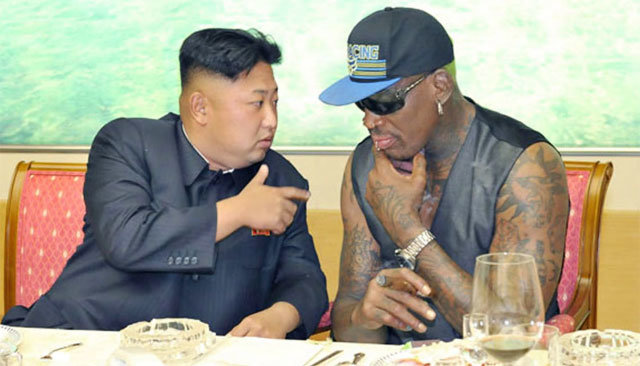 김정은 북한 국무위원장(왼쪽)이 2013년 북한을 찾은 미국프로농구 선수 출신 데니스 로드먼과 식사를 하던 중 통역 없이 대화를 나누고 있다. 사진출처 노동신문
