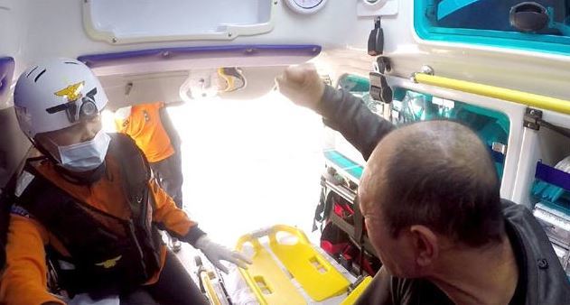 사진=주먹으로 위협하는 주폭 지난달 2일 119 구급차에서 윤모 씨(오른쪽)가 구급대원 강모 소방위를 때릴 듯이 주먹을 들어 보이는 모습이 내부 폐쇄회로(CC)TV에 찍혔다. 이후 구급차 밖에서 윤 씨에게 머리를 맞은 강 소방위는 뇌출혈 후유증으로 1일 숨졌다. 익산소방서 제공