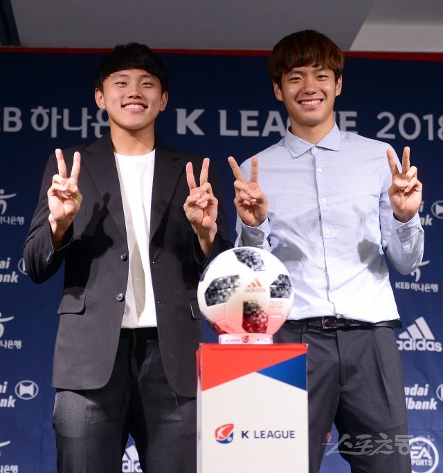 3일 서울 신문로 축구회관에서 ‘KEB하나은행 K리그1’ 12라운드 FC서울과 수원삼성의 슈퍼매치 미디어데이가 열렸다. 미디어데이에 참석한 FC서울 조영욱과 수원삼성 전세진이 포토타임을 갖고 있다. 김종원 기자won@donga.com