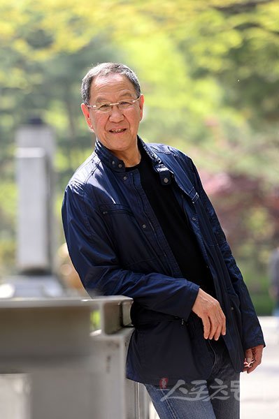 대한항공 박기원 감독은 1969년 창단한 팀에 처음으로 V리그 트로피를 안겨줬다. 박 감독은 훈련량을 줄이는 대신 선수들에게 자율을 부여했다. “감독은 군림하는 존재가 아닌 도와주는 존재”라는 것이 그의 철학이다. 김종원 기자 won@donga.com