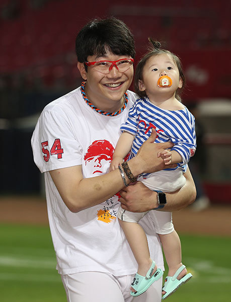 양현종(왼쪽)과 딸 지온양. 사진제공｜KIA 타이거즈
