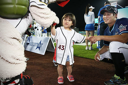 KT 이해창(오른쪽)이 지난해 7월15일 대구 삼성라이온즈파크에서 열린 ‘2017 KBO 올스타전‘에 참가해 딸 봄(2)양과 행복한 시간을 보내고 있다. 사진제공 | KT 위즈
