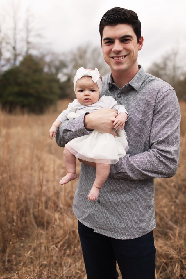 롯데 브룩스 레일리(오른쪽)가 딸 레일린과 미국 자택 주변에서 기념사진을 촬영했다. 사진제공 | 레일리