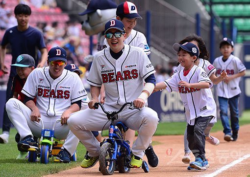 5일 잠실야구장에서 ‘2017 타이어뱅크 KBO 리그‘ 두산베어스와 LG트윈스의 경기가 열린다. 경기를 앞두고 열린 어린이날 행사에서 두산 박건우와 허경민(왼쪽)이 어린이 팬들과 즐거운 시간을 보내고 있다. 잠실 | 김진환 기자 kwangshin00@donga.com