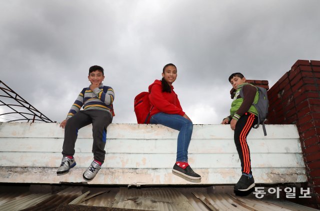 시리아 내전을 피해 한국으로 와서 대전에 살고 있는 소녀 마르와와 두 남동생의 한국 적응기