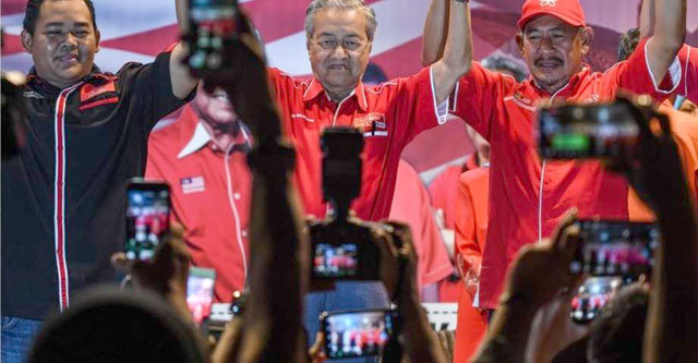 선거운동을 하는 마하티르 모하맛 전 말레이시아 총리(가운데). 여당 출신이었던 그는 정치 후배인 나집 라작 현 총리의 부패 의혹을 비판하며 야당 후보로 나섰다. 사진 출처 마하티르 페이스북