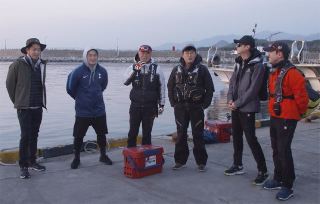 3일 방영한 ‘도시어부’에서 낚시 대결을 벌인 에릭 마이크로닷 이덕화 이경규 신혜성 이민우(왼쪽부터). 채널A 제공