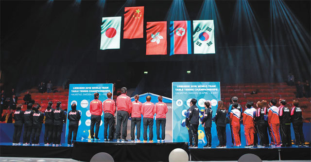 나란히 걸린 태극기-인공기… 한국 남자도 동메달 2018 세계탁구선수권대회에서 27년 만에 단일팀을 재현한 남북한 여자 탁구 선수들이 6일 스웨덴 할름스타드 아레나에서 열린 단체전 시상식에서 동메달을 목에 걸고 나란히 게양되는 태극기와 인공기를 바라보고 있다. 한편 한국 남자팀도 준결승에서 독일에 2-3으로 져 동메달을 획득했다. 대한탁구협회 제공