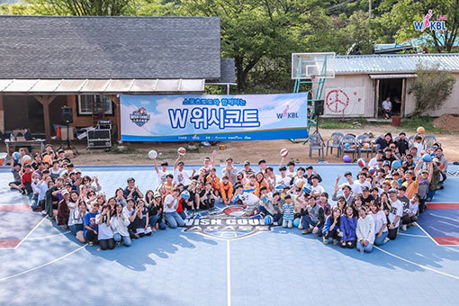 여자농구 리그의 흥행과 농구 저변확대를 위해 선수들이 직접 팬들과 호흡하는 W 위시코트 캠페인의 첫 행사가 5일 충북 제천의 간디학교에서 열렸다. 행사에 참여한 선수와 학생들이 ‘W’ 글자를 만들어 보이고 있다. 사진제공 ㅣ WKBL