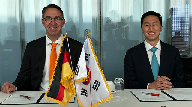 7일 독일 아우크스부르크에서 열린 현대중공업지주와 독일 쿠카그룹의 업무협약(MOU) 체결식에 정기선 현대중공업지주 경영지원실장(오른쪽)과 틸 로이터 쿠카그룹 회장이 참석했다. 현대중공업지주 제공