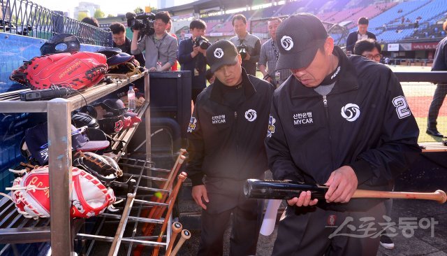 8일 서울 잠실야구장에서 ‘2018 신한은행 MY CAR KBO리그’ 롯데자이언츠와 LG트윈스 경기가 열렸다. 경기 전 심판들이 양팀 선수들의 배트를 검사하고 있다. 잠실 | 김종원 기자 won@donga.com