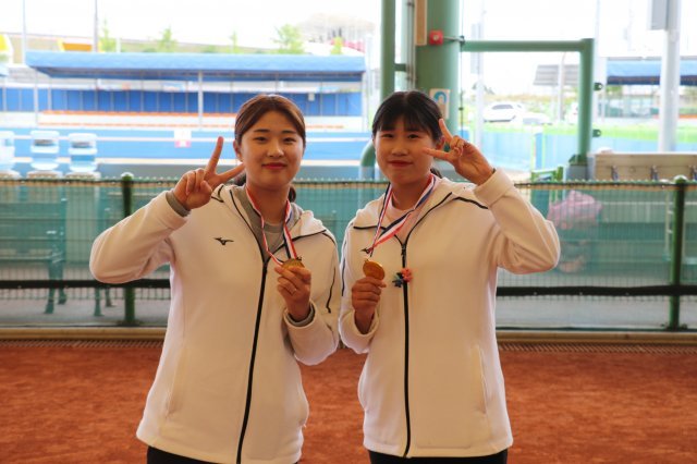 제96회 동아일보기 전국정구대회 여자고등부 복식에서 2연패를 차지한 정구 유망주 김연화(오른쪽)와 조은정.