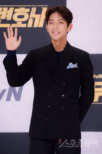 배우 이준기가 8일 열린 tvN 새 토일드라마 ‘무법 변호사’ 제작발표회에서 ‘개와 늑대의 시간’을 잇는 새로운 ‘인생작’을 만들고 싶다는 바람을 드러냈다. 김진환 기자 kwangshin00@donga.com