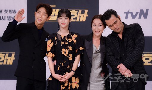 tvN 새 토일드라마 ‘무법 변호사’를 이끌 주연배우들. 왼쪽부터 이준기, 서예지, 이혜영, 최민수. 김진환 기자 kwangshin00@donga.com