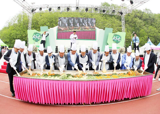 지난해 5월 경북 영양 산나물 축제 참가자들이 영양읍 공설운동장에서 비빔밥 만들기 퍼포먼스를 하고 있다. 영양축제관광재단 제공